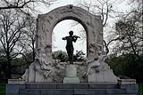 1024px-EuroVizion_-_Johann_Strauss_Monument_in_Stadt_Park,_Vienna_1987 1024x683